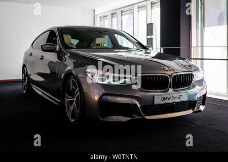 BERLIN - Juni 09, 2018: Showroom. Mid-size Luxury Car BMW Serie 6 (G32). Stockfoto