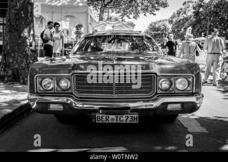 BERLIN - Juni 09, 2018: Full-size Auto Chrysler Stadt und Land Station Wagon, 1973. Schwarz und Weiß. Classic Days Berlin 2018. Stockfoto