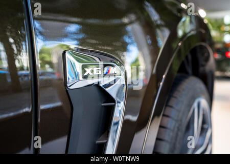 BERLIN - Juni 09, 2018: Showroom. Fragment einer Mid-size luxury Crossover-SUV BMW X6 M. Stockfoto