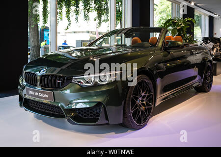 BERLIN - Juni 09, 2018: Showroom. Compact Executive Auto/Sportwagen BMW M4 Cabrio. Stockfoto