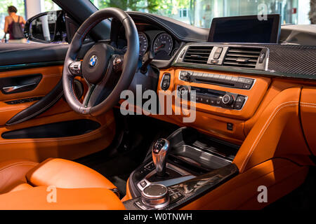 BERLIN - Juni 09, 2018: Showroom. Innenraum eines kompakten executive Auto/Sportwagen BMW M4 Cabrio. Stockfoto