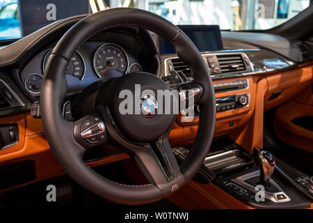 BERLIN - Juni 09, 2018: Showroom. Innenraum eines kompakten executive Auto/Sportwagen BMW M4 Cabrio. Stockfoto