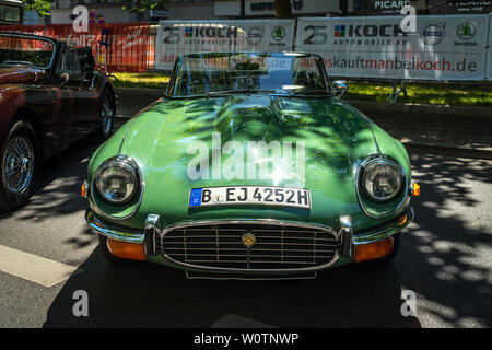 BERLIN - Juni 09, 2018: Sportwagen Jaguar E-Type Serie 3 Roadster, 1973. Classic Days Berlin 2018. Stockfoto