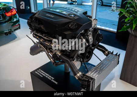 BERLIN - Juni 09, 2018: Showroom. Moderne M Twinpower Inline 6-Zylinder Benzinmotor für BMW M2 Coupé. Stockfoto