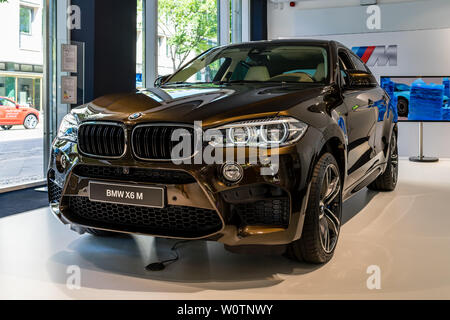 BERLIN - Juni 09, 2018: Showroom. Mid-size luxury Crossover-SUV BMW X6 M. Stockfoto