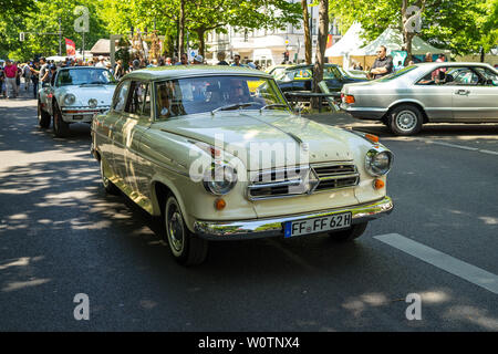 BERLIN - Juni 09, 2018: Mittelklasse Borgward Isabella. Classic Days Berlin 2018. Stockfoto