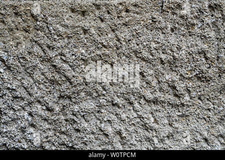 Harte kristalline metamorphen Form von Kalkstein, weiß mit mottling und Streifen in der Farbe. Große rechteckige, Dick, flaches Stück Stein, Beton. Stockfoto