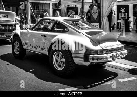 BERLIN - Juni 09, 2018: Sportwagen Porsche 911 Carrera RS Rallye. Ansicht von hinten. Schwarz und Weiß. Classic Days Berlin 2018. Stockfoto