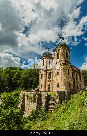 Zlutice/Skoky, Tschechische Republik - 21. Juni 2019: barocke Kirche der Jungfrau Maria Heimsuchung in Skoky, Maria bestand, ist ein ehemaliger Wallfahrtsort. Stockfoto