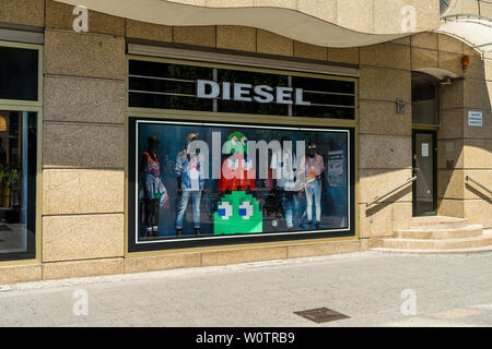 BERLIN - Juni 09, 2018: Diesel Store am Kurfürstendamm. Diesel - Italienisches Design Firma und Marke Mode Bekleidung und Accessoires jeans Trend. Stockfoto