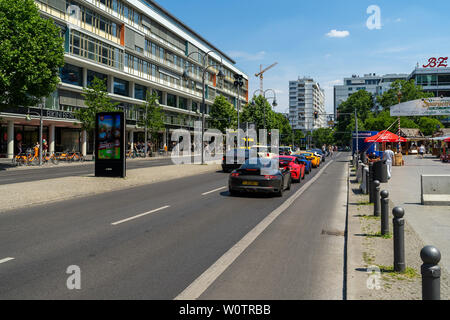 BERLIN - Juni 09, 2018: der Verkehr in der Stadt. Moderne Sportwagen auf der Straße. Stockfoto