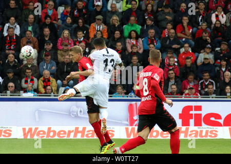 V. LI. im Zweikampf Nils Petersen (Freiburg) vs Salcedo, Carlos (13), 1. BL: 18-19: 1. Sptg. - SC Freiburg gegen Eintracht Frankfurt DFL-Bestimmungen verbieten die Verwendung von Fotografien als BILDSEQUENZEN UND/ODER QUASI-VIDEO Foto: Joachim Hahne Stockfoto