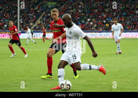 V. LI. im Zweikampf Willems, Jetro (15) vs Nils Petersen (Freiburg), 1. BL: 18-19: 1. Sptg. - SC Freiburg gegen Eintracht Frankfurt DFL-Bestimmungen verbieten die Verwendung von Fotografien als BILDSEQUENZEN UND/ODER QUASI-VIDEO Foto: Joachim Hahne Stockfoto