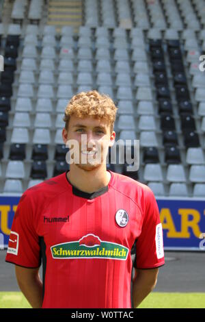 Luca Waldschmidt (Freiburg) - SC Freiburg Mannschaftsfoto 2018-19 Stockfoto