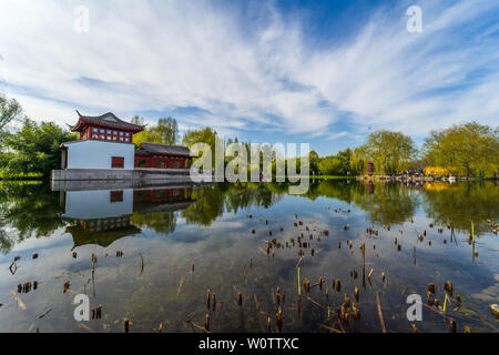 BERLIN, 15. APRIL 2018: Pagode am See. Die chinesischen Teil des Parks "Gaerten der Welt" (Gärten der Welt), Bezirk Marzahn-Hellersdorf. Stockfoto