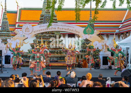 Bangkok, Thailand - November 03, 2018: Khon Leistung, traditionelle thailändische Ramayana maskierte drama Kunst anlässlich der 230 Jahre alten von Wat zu feiern. Stockfoto