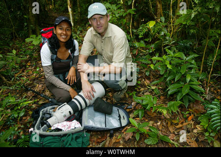 Die outdoor Fotografen Zizza Gordon und Øyvind Martinsen im Regenwald am Cerro Pirre in Der Darien Nationalpark, Republik Panama. März, 2008. Stockfoto
