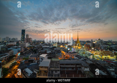 Bangkok, Thailand - 26. November 2018: Stadtbild von Bangkok Wat Trimitr, buddhistische Tempel, der in Bangkok, Thailand Stockfoto