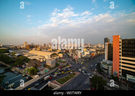 Bangkok, Thailand - 26. November 2018: die Skyline von Bangkok und Verkehr während der Abend am Bahnhof Hualampong Bereich in Bangkok, Thailand Stockfoto