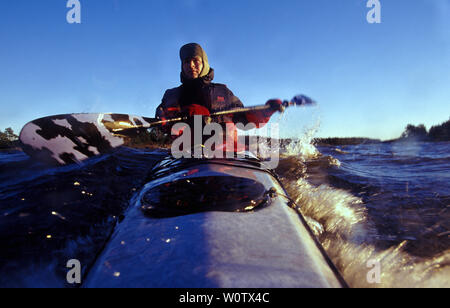 Outdoor Fotograf Øyvind Martinsen in seinem Kajak auf dem See Vansjø in Østfold, Norwegen. Vansjø ist der größte See in Østfold. Der See Vansjø und die umliegenden Seen und Flüsse sind ein Teil des Wassers, das System namens Morsavassdraget. November, 2006. Stockfoto