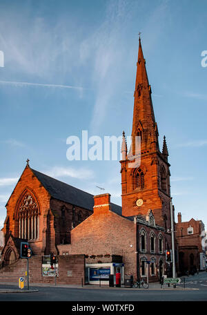 Das Rathaus und die ehemalige Kirche der Heiligen Dreifaltigkeit in Chester, Cheshire, Großbritannien Stockfoto