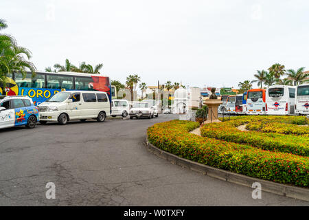 PUERTO DE LA CRUZ, SPANIEN - 19. JULI 2018: Parkplatz vor dem Haupteingang des größten Zoo und Vergnügungspark - Loro Parque. Stockfoto