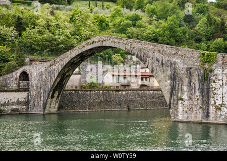 Ponte della Maddalena, Magdalena Brücke, 11. Jahrhundert, mittelalterliche Brücke über den Fluss Serchio in der Nähe der Stadt Borgo a Mozzano, Toskana, Italien Stockfoto