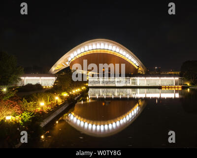 Die Kongresshalle ist ein Berliner Gebäude für Veranstaltungen und Ausstellungen auf John Foster Dulles Allee im Tiergarten und Regierungsviertel. Haus der Kulturen der Welt schwangere Auster. Architekt Hugh Stubbins. Spannbeton arch Gebäude Stockfoto