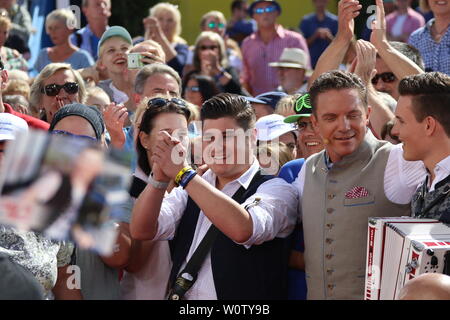 Der Zeitpunkt der Bekanntgabe: v. li. Alex Sommerhit-Koenig Reichinger (2018) ist der Gesamtsieger bei der ARD-Sendung 16. Folge 2018 "Immer wieder Sonntags", Mitte Stefan Mross (Sänger/Moderator und Entertainer), Simon Wild (Sommerhit Koenig 2018), Stockfoto