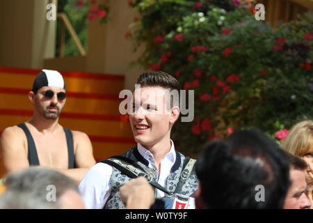 Enttaeuscht: Simon Wild (Sommerhit Koenig 2018) nur Zweiter in der ARD-Sendung 16. Folge 2018 "Immer wieder Sonntags" Stockfoto