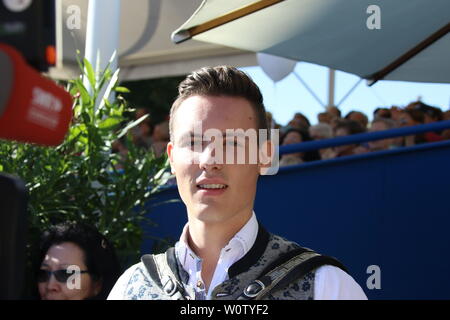 Simon Wild (Sommerhit Koenig 2018) in der ARD-Sendung 16. Folge 2018 "Immer wieder Sonntags" Stockfoto