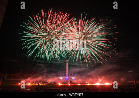 Das Team Martarello Gruppe (Italien) an der Pyronale Wettbewerb 2018 der ersten 3 Teams (Polen, Italien, Deutschland) auf dem Maifeld am Olympiastadion in Berlin am 12. Oktober 1818. Stockfoto