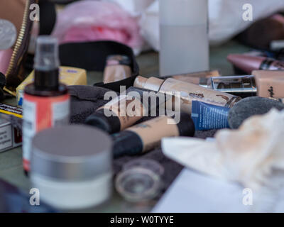 Ready-to-use Make-up-Produkte auf einem Tisch Stockfoto