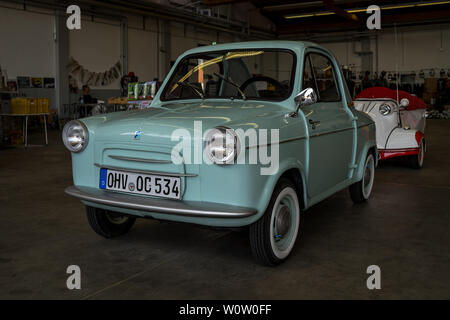 PAAREN IM GLIEN, Deutschland - 19. MAI 2018: Die microcar Vespa 400. Oldtimer-show 2018 sterben. Stockfoto