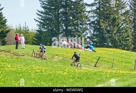 Wanderer und Mountainbiker genießen das Wetter am Auerberg Berg in Stötten a. A., Bayern Allgäu, Deutschland, 22. April 2019. © Peter Schatz/Alamy Stockfoto