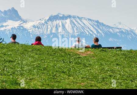 Wanderer und Mountainbiker genießen das Wetter am Auerberg Berg in Stötten a. A., Bayern Allgäu, Deutschland, 22. April 2019. © Peter Schatz/Alamy Stockfoto