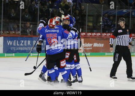 Hier Krieg sterben Schwenninger Eishockeywelt noch in Ordnung, Simon Danner (Schwenningen) hat zum 1:1 ausgeglichen. 11. Sptg. DEL 18-19: serc Wildwings vs Fischtown Pinguine Bremerhaven Stockfoto