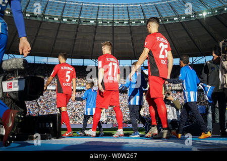 Die Freiburger Vorgängerbaues verspielte mit Einlaufkindern vor dem Spiel der 1. BL: 18-19: 8. Sptg. Hertha BSC Berlin vs SC Freiburg DFL-Bestimmungen verbieten die Verwendung von Fotografien als BILDSEQUENZEN UND/ODER QUASI-VIDEO Foto: Joachim Hahne/johapress Stockfoto