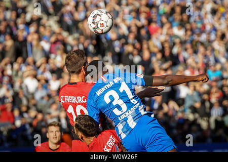 Kopfball, Kopfballduell vs Nils Petersen (Freiburg) und Derrick Luckassen (Hertha BSC Berlin), 1. BL: 18-19: 8. Sptg. Hertha BSC Berlin vs SC Freiburg DFL-Bestimmungen verbieten die Verwendung von Fotografien als BILDSEQUENZEN UND/ODER QUASI-VIDEO Foto: Joachim Hahne/johapress Stockfoto