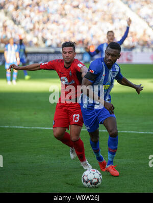 V. LI. im Zweikampf Marco Terrazzino Marco Terrazino (Freiburg) und Salomon Kalou (Hertha Berlin), 1. BL: 18-19: 8. Sptg. Hertha BSC Berlin vs SC Freiburg DFL-Bestimmungen verbieten die Verwendung von Fotografien als BILDSEQUENZEN UND/ODER QUASI-VIDEO Foto: Joachim Hahne/johapress Stockfoto