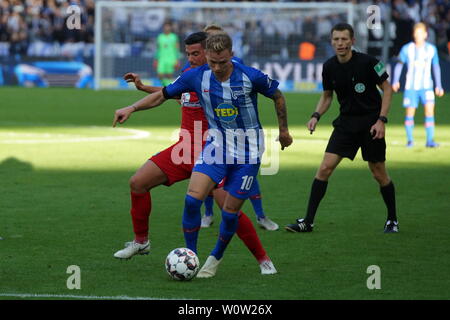 V. LI. im Zweikampf Marco Terrazzino Marco Terrazino (Freiburg) vs Ondrej Duda (Hertha BSC Berlin), 1. BL: 18-19: 8. Sptg. Hertha BSC Berlin vs SC Freiburg DFL-Bestimmungen verbieten die Verwendung von Fotografien als BILDSEQUENZEN UND/ODER QUASI-VIDEO Foto: Joachim Hahne/johapress Stockfoto