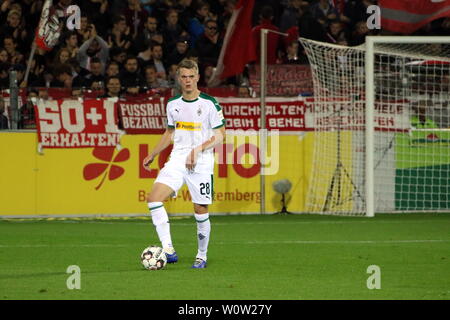 Matthias Ginter (Gladbach) mit Kugel, 1. BL: 18-19: 9. Sptg. - SC Freiburg gegen Borussia Moenchengladbach DFL-Bestimmungen verbieten die Verwendung von Fotografien als BILDSEQUENZEN UND/ODER QUASI-VIDEO Foto: Joachim Hahne/johapress Stockfoto