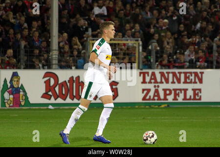 Matthias Ginter (Gladbach) mit Kugel, 1. BL: 18-19: 9. Sptg. - SC Freiburg gegen Borussia Moenchengladbach DFL-Bestimmungen verbieten die Verwendung von Fotografien als BILDSEQUENZEN UND/ODER QUASI-VIDEO Foto: Joachim Hahne/johapress Stockfoto