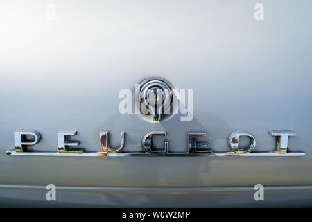 PAAREN IM GLIEN, Deutschland - 19. MAI 2018: Emblem von Peugeot auf dem Kofferraumdeckel. Oldtimer-show 2018 sterben. Stockfoto