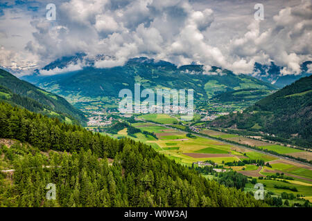Sicht auf die Stadt von Sterzing (Vipiteno) im Eisacktal, von der Straße SS 508 in der Nähe von penserjoch (Passo Pennes), Sarntaler Alpen, Südtirol, Italien Stockfoto