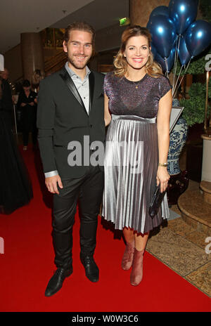 Nina Bott (schwanger) und Ehemann Benjamin an der Universität Gala Hamburg Stockfoto