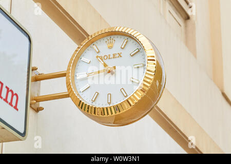 MONTE CARLO, MONACO - 20. AUGUST 2016: Rolex goldene Uhr in der Nähe von Schmuck, Luxus in Monte Carlo, Monaco. Stockfoto