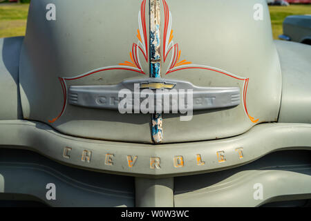 PAAREN IM GLIEN, Deutschland - 19. MAI 2018: Emblem der Pickup Chevrolet Advance Design C3100, 1949. Ausstellung 'Die Oldtimer Show 2018". Stockfoto