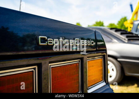 PAAREN IM GLIEN, Deutschland - 19. MAI 2018: Emblem eines Full-size Auto Chevrolet Caprice Classic, 1982. Ausstellung 'Die Oldtimer Show 2018". Stockfoto