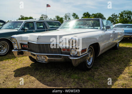 PAAREN IM GLIEN, Deutschland - 19. MAI 2018: Full-size Luxus auto Cadillac de Ville Convertible (dritte Generation), 1968. 'Die DExhibition Oldtimer Show 2018". Stockfoto